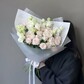 Букет с пионовидными кустовыми розами и лизиантусом #028