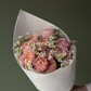 Букет кустовой пионовидной розы и ромашки