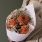 Кулек с оранжевыми георгинами