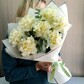 Букет с французскими белыми розами , эвкалиптом  в упаковке