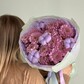 Букет из сиреневых хризантем и хлопка