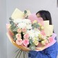 Авторский букет с кустовой пионовидной розой, хризантемой и диантусами