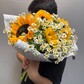 Летний полевой букет: подсолнух и ромашка