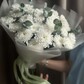 Букет из 5 веток белых кустовых хризантем с эвкалиптом