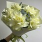 Букет из 5 белых французских роз с эвкалиптом
