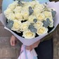 Белые розы с эвкалиптом