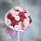 Букет из малиновых и розовых кустовых роз
