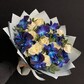Букет белых роз и космических орхидей.