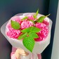 Букет с розами и зеленью малины