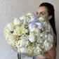 Белые пионы и ромашки полевые в дуэте