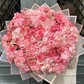 Прекрасный яркий микс пионовидных кустовых роз и гортензий