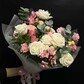 Букет «Нежный аромат» с пионовидными розами, альстромериями и эустомой в нежных оттенках
