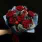 Букет «Энергия любви» с бордовыми розами, эрингиумом и гиперикумом