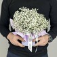 Композиция в шляпной коробке из белой гипсофилы