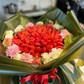 Клубничный букет с цветами вокруг