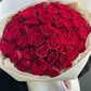 Эффектный букет из ярких 51 кенийских роз в нежной упаковке