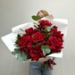 Букет из алых французских роз с альстромерией и эвкалиптом