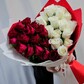29 роз красно белых