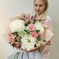 Букет с хризантемой, диантусами и альстромерией L 1318