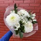Лаконичный букет из магнума, рускуса и альстромерии
