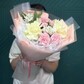 Букет цветов с розами и диантусами в нежном оформлении