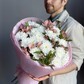 Нежный букет альстромерия и кустовая хризантема Алтай