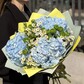 Авторский букет с голубой гортензией и кустовой ромашкой