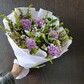 Букет из диантусов и хризантем на флористической губке