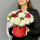 Композиция с красными розами и белой хризантемой