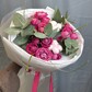 3 кустовые розы с хлопком и эвкалиптом в белой упаковке