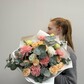 Букет из кустовых пионовидных роз, диантусов и эвкалипта