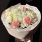 Нежный букет с белыми розами и диантусами