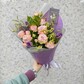 Стильный букет-комплимент из кустовой розы и тюльпанов