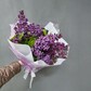 Сезонный букет фиолетовой сирени