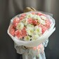 Нежный букет с кустовой розой, диантусами и пышной хризантемой