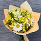 Яркий солнечный букет из крупных садовых ромашек с альстромериями