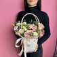 Композиция в сумочке с цветами,букет живых цветов для любимой