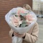 Небольшой букет из французских роз и эвкалипта