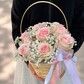 Розочки в корзине с гипсофилой