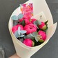 7 коралловых пионов с эвкалиптом