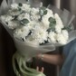 Букет из 5 веток белых кустовых хризантем с эвкалиптом