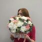 Комплимент из хризантем и розовых диантусов с ромашкой